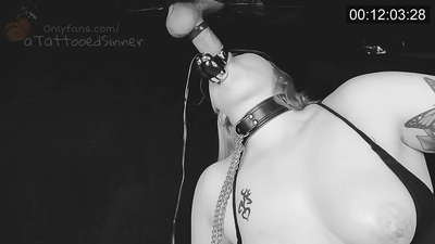 Falleg stúlka með fullkomin brjóst við dýrðargatið